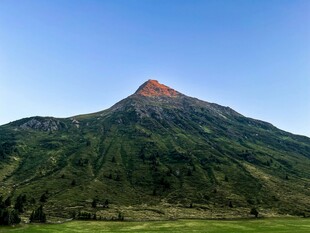巍峨青山绿意浓