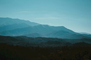 远山朦胧美景