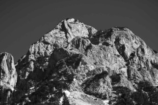 巍峨山峰