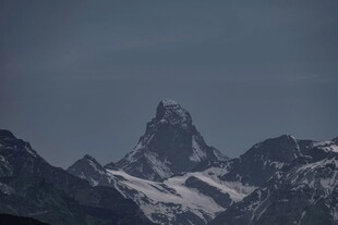 巍峨雪山壮丽景致