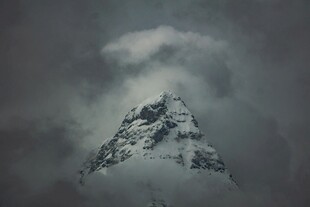 云雾缭绕的巍峨雪山