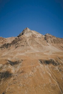 荒凉山丘蓝天背景
