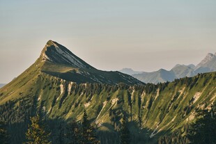 翠绿山峦美景