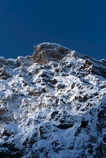 雪覆山峰