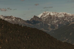壮丽雪山与山林景观