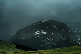 阴云下的巍峨山峰