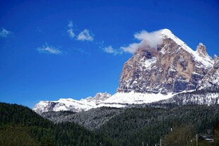 巍峨雪山与葱郁山林美景