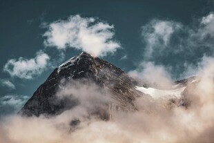 云雾缭绕的巍峨山峰