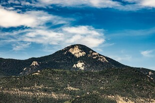 巍峨青山蓝天白云美景