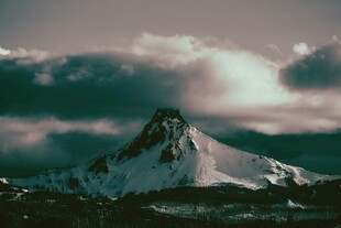 云雾缭绕的巍峨雪山