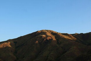 阳光下的山峦美景