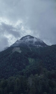 云雾缭绕的雪山景色
