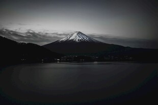 夜幕下的富士山与静谧湖水