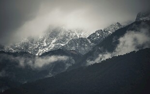 云雾缭绕的壮丽雪山