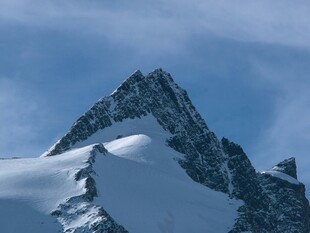 巍峨雪山壮丽景致