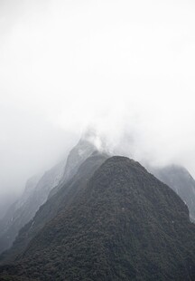 云雾缭绕的巍峨山峰