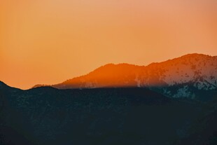 夕阳下的山峦美景