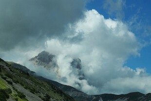 山间云雾缭绕的壮丽景致
