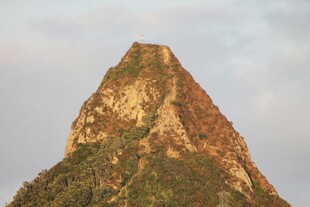 夕阳下的巍峨山峰