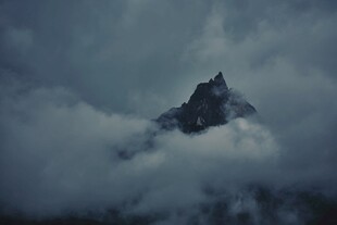 云雾缭绕中的巍峨山峰