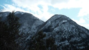 巍峨山峰映蓝天
