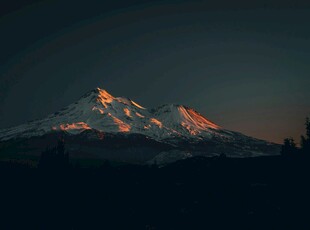 黄昏下的壮丽雪山景观