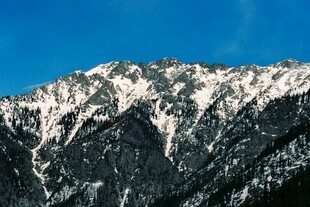 巍峨雪山壮丽景致
