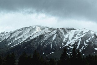 雪山巍峨壮丽之景