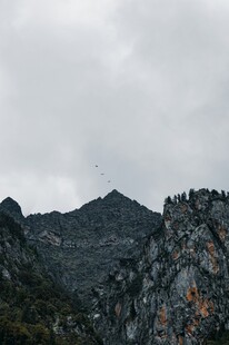 云雾缭绕的巍峨山峦