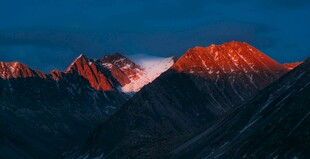 壮丽雪山日出美景