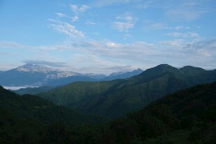 山峦叠翠间的蓝天美景