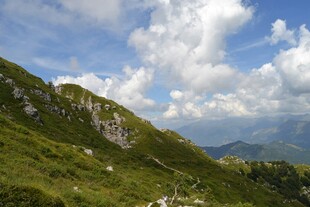 青山蓝天间的秀丽山景