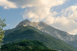 巍峨青山映蓝天