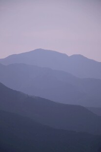 远山朦胧景致