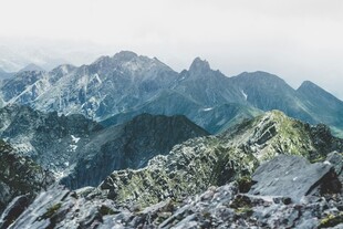 壮丽山峦景观