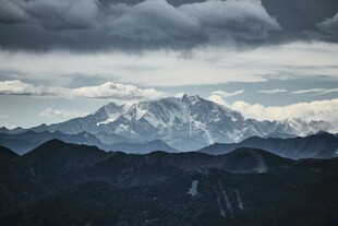 壮丽雪山与层叠山峦景观