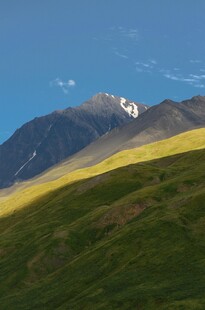 高山草甸间的壮丽景致