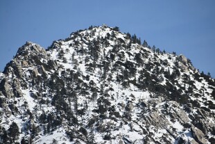 雪山巍峨壮丽景观