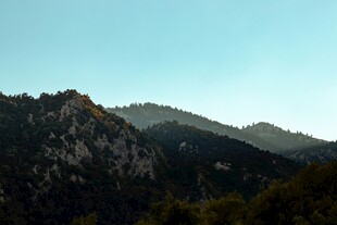 山峦叠翠的自然美景