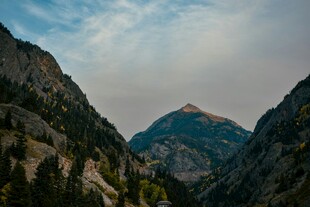 壮丽山景 山间绿意盎然