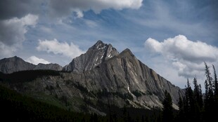 巍峨山峰与蓝天白云