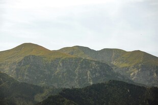 连绵青山景色