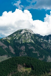 巍峨青山蓝天白云美景