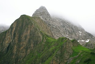 云雾缭绕的巍峨山峰