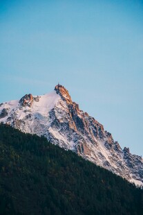 雪山之巅壮丽自然景观