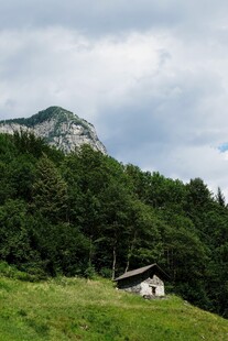 山间小屋隐于葱郁绿意中