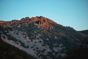 夕阳下的壮丽山峰