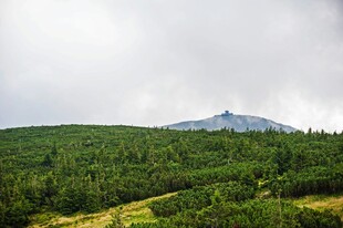 山林间的远方巍峨山峰