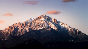 壮丽雪山日出美景