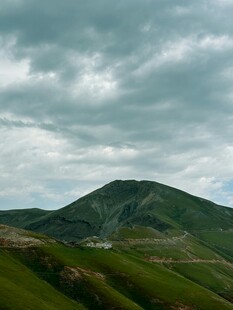 山峦叠翠间的多云景致